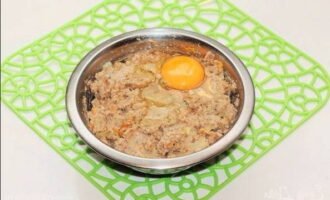 Break the eggs into the minced meat one at a time, while mixing everything with a spoon so that the mass is homogeneous. 