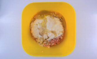 How to cook chicken cutlets in the oven? Place minced chicken in a bowl, add semolina and break the egg.