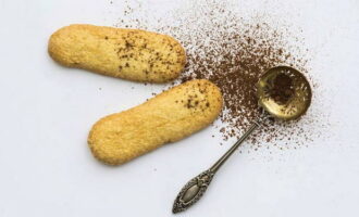 Coacem in cuptorul preincalzit la 180 de grade timp de 5-10 minute pana cand fursecurile se rumenesc si capata o nuanta aurie. Puneți fursecurile finite într-un recipient separat și răciți. Deasupra puteti presara din nou zahar pudra. 