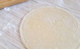 Divide the rested and cooled dough into seven to eight parts and roll each into a thin layer. We do this on a table sprinkled with flour or directly on baking paper, which also needs to be sprinkled with flour or greased with a small amount of butter. Using an available round cutter, cut the rolled out dough so that all the cakes are the same size. 