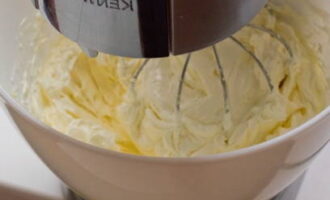 Remove the butter from the refrigerator in advance so that it is soft. Beat it with a mixer until creamy and start adding the cooled custard base using tablespoons, letting it mix well.