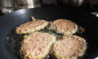 Heat a frying pan in vegetable oil, laying out small portions of the finished dough.