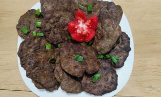 Transfer the finished cutlets to a suitable plate and serve. They go well with fresh vegetables and various side dishes. Bon appetit!