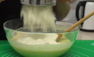 Gradually sift the remaining flour into the dough and mix first with a spatula and then with your hands.