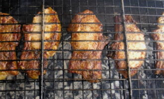 Kemudian terbalikkan panggangan dan goreng daging selama 5 minit lagi di sisi lain.