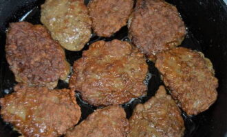 Heat the sunflower oil in a frying pan and place the liver cutlets on it, forming them with a spoon. Place fairly thick cutlets at a distance from each other and fry them for 2-3 minutes on each side.