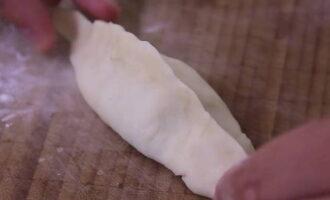 The pie can be given any shape. It is very convenient to make it in the form of a dumpling. In this case, the filling will definitely not fall out of the pie. 