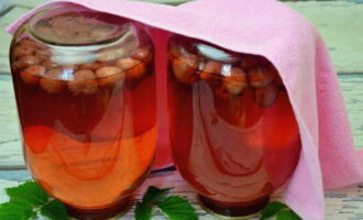 Close the lid tightly and turn the jar upside down. Wrap it in a blanket and let it cool. Over time, the strawberry compote will acquire a beautiful rich color.