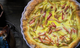 Place the pan in an oven preheated to 180°C and bake for 30 minutes until golden brown. Let the finished pie cool to room temperature.