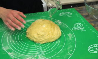 At this stage, add vegetable oil, this will help simplify the kneading process when the dough sticks to your hands. Knead it with your hands for 10 minutes until smooth and elastic.