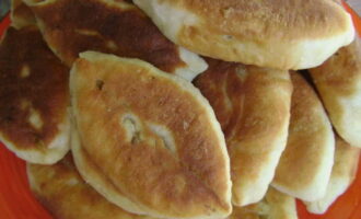 Fry the pies in vegetable oil until golden brown. Bon appetit!