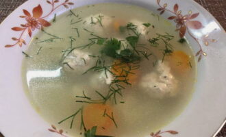 Pour the delicious soup with meatballs and serve them to the table. Bon appetit!