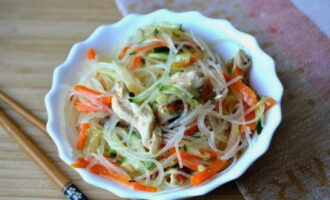 A salada caseira de funchose, frango e legumes está pronta. Você pode servir à mesa!