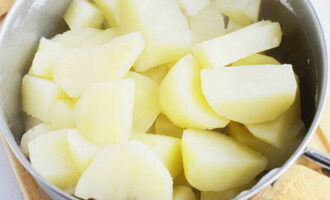 How to cook delicious cabbage cutlets according to the classic recipe? Peel the potatoes and cook in water, adding a little salt. Afterwards, drain the water and leave the finished potatoes on a cutting board to dry. 