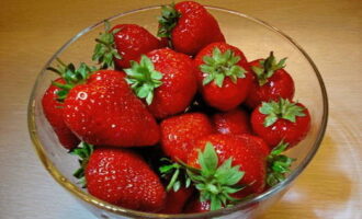 How to prepare strawberry confiture for the winter? Wash the berries, remove spoiled ones, remove all stalks and leaves. Place the strawberries in a container, cover with sugar and leave for several hours to allow the berries to release their juice. 