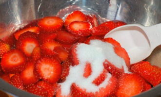 Heat the strawberry-sugar mixture over low heat, but do not let it boil. Then carefully mix the strawberries and leave in a warm place for an hour. 