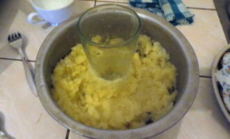 We turn the potatoes into mashed potatoes or grind them in a meat grinder.