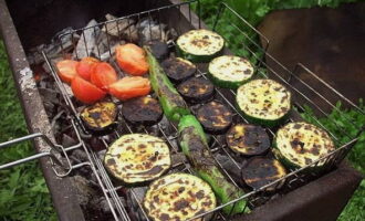 Steg grøntsager på en grill over kul uden åben ild i et par minutter på hver side. Det er bedre at smøre grillen med vegetabilsk olie først for at gøre det lettere at fjerne de færdige bagte auberginer. 