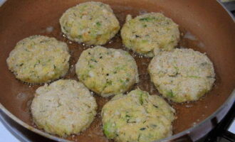 After this, you need to form cutlets from the mass and bread them in prepared breadcrumbs. Fry the finished semi-finished product using vegetable oil until a nice crust for 2-3 minutes, turning several times. 