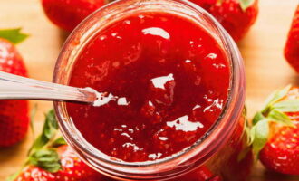 Pour hot strawberry confiture into glass jars and seal tightly. Store after cooling in a cool, dark place. 