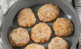 Grease a baking dish with vegetable oil.Wet your hands in water and form round cutlets, place them in the mold.