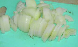 Peel the onions and cut into half rings.