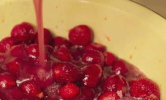 Echar el jugo que han soltado las fresas en un cazo, añadirle el azúcar restante, remover y llevar a ebullición. Luego vierte el almíbar resultante sobre las fresas.