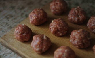 Make small meatballs from the minced meat, no larger than a walnut.