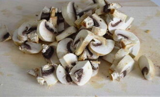 Cut the champignons into small slices.