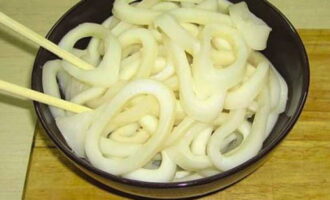 After this, soak the squid for half an hour, dry and cut into rings.