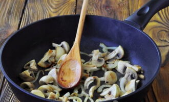 Chop the onions and mushrooms. Fry them in vegetable oil until half cooked.