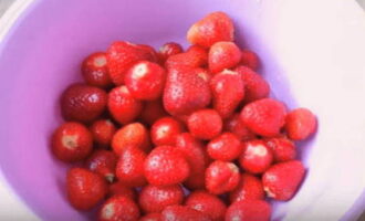 Bagaimana untuk menyediakan strawberi dengan gula untuk musim sejuk tanpa memasak? Mari letak air sehingga mendidih. Semasa air mendidih, kami mengupas buah beri dari batang dan membilasnya dengan teliti daripada bahan cemar. Kami melecur mereka dengan air mendidih.