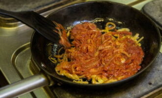 Talleu el filet de peix a trossos mitjans, la ceba a daus i els cogombres a tires. Sofregiu la ceba amb mantega, afegiu-hi una mica de brou i pasta de tomàquet a la paella. Remeneu fins que quedi suau i deixeu-ho coure a foc lent durant 5 minuts més.