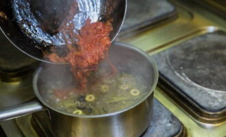 Afegiu la ceba i la pasta de tomàquet al brou. Barrejar bé.