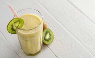 Ang ice cream milkshake ay handa na! Ihain sa matataas na baso, pinalamutian ng isang slice ng kiwi. 