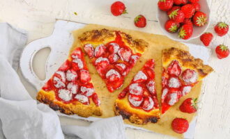 Mantén la tarta en el horno, encendiéndola primero a 180 grados. Debe hornearse durante aproximadamente una hora hasta que esté completamente cocido. Posteriormente, sin desmoldar, meter el postre en el frigorífico un par de horas y luego servir con té o café. 