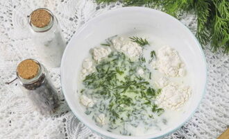 In a bowl, mix cream, flour and chopped dill. Add salt to the mixture and mix well so that there are no lumps.