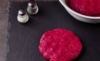 Divide the minced meat into three parts, form each into a round flat cutlet.