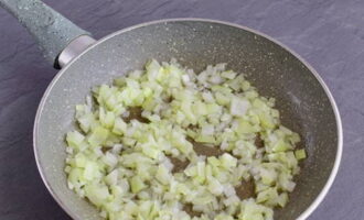 Peel the onion, finely chop and fry in vegetable oil until soft.