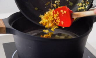 Col·loqueu el brou clar al foc i deixeu-ho bullir. Durant aquest temps, piqueu les patates pelades i les tireu al brou juntament amb les verdures fregides i el llorer. Cuini durant 15 minuts fins que les patates estiguin completament cuites.