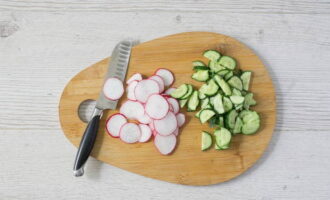 Wash the radishes and cucumbers and cut into thin slices.