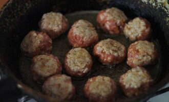 Pour vegetable oil into a heated frying pan and fry the meat balls for 5-7 minutes on each side.