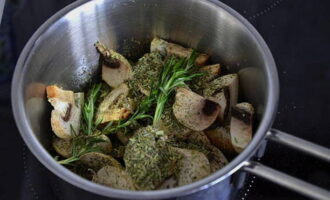 Place the mushrooms in a pan, add a sprig of rosemary and fry over medium heat for 5 minutes.