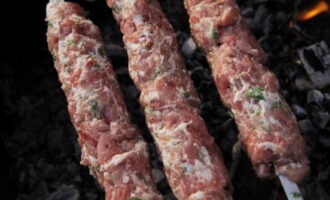 Mięso mielone nabijamy na szaszłyki tak, aby jego kształt przypominał długi, podłużny kotlet. Kebab lula ułożyć na grillu i smażyć ze wszystkich stron, okresowo obracając szaszłyki. 