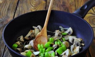 Then add chopped celery and garlic to the pan, add salt and season to taste, continue to fry for 3-4 minutes.