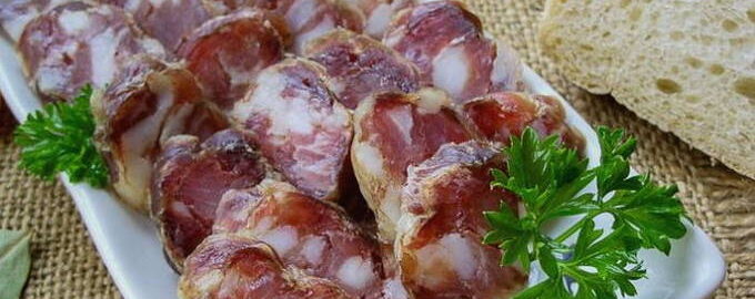 Cârnați de porc în intestine