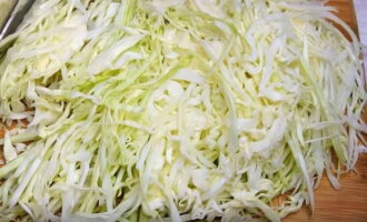 How to prepare delicious dough for jellied pie? Shred the cabbage into thin strips and fry in vegetable oil, stirring from time to time.