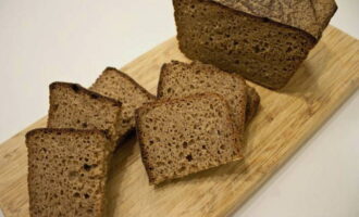 Hoe maak je kwas thuis? Snijd het brood in blokjes van 3-5 cm lang en droog op een bakplaat in de oven. 