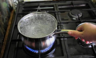 We koken water, koelen het af tot 30-35 graden en gieten het brood vervolgens in een pot en vullen het met warm water. 