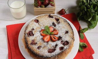 Pynt charlotten med flormelis, læg mynte og et par bær ovenpå. God appetit!